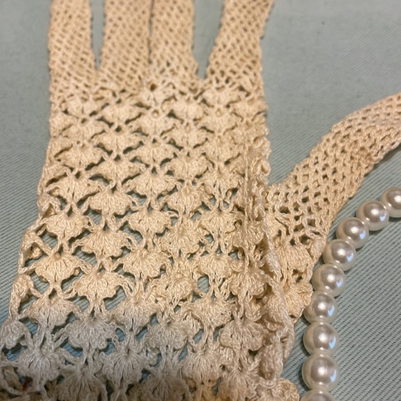 Vintage 1940s Crochet Lace Bridal gloves
- - Picture 5 of 8